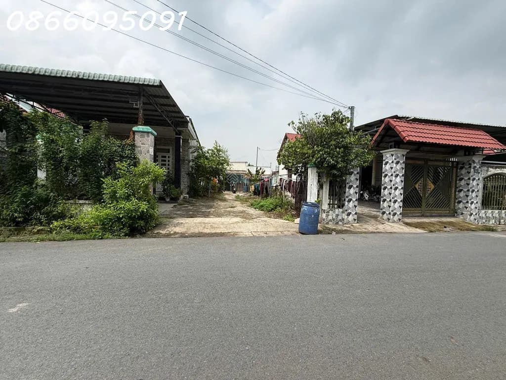 Hàng hiếm, bán đất tặng nhà cấp 4 đường Chánh Phú Hòa 045, 120m2, 2,8 tỷ