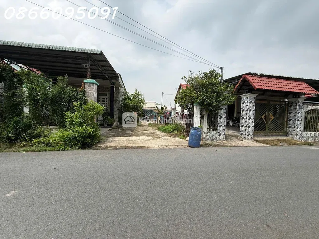 Hàng hiếm, bán đất tặng nhà cấp 4 đường Chánh Phú Hòa 045, 120m2, 2,8 tỷ - ảnh 1
