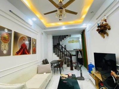 Cô Hoà sống một mình trong căn nhà Tân Mai rộng quá, giờ muốn bán để chuyển về ở cùng con gái. 
DT 36m² x  5 tầng, ba gác vào tận cửa, gần ô tô đỗ, trước nhà rộng thoáng.
Giá chỉ  6.5 tỷ (có thương lượng).