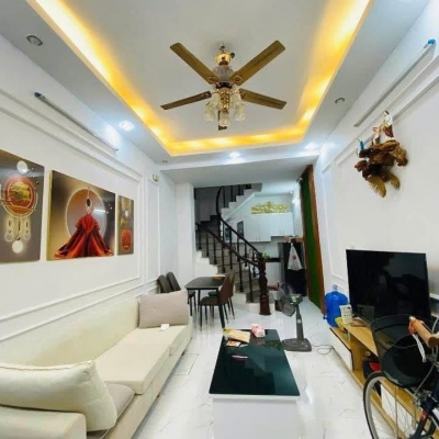 Cô Hoà sống một mình trong căn nhà Tân Mai rộng quá, giờ muốn bán để chuyển về ở cùng con gái. 
DT 36m² x  5 tầng, ba gác vào tận cửa, gần ô tô đỗ, trước nhà rộng thoáng.
Giá chỉ  6.5 tỷ (có thương lượng).