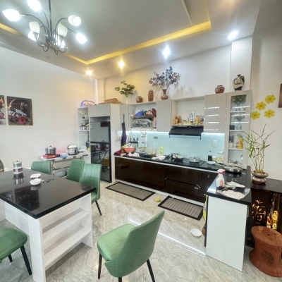 # Nhà kiệt rộng Duy Tân gần Chợ Mới, 90m2, 4 tầng đúc, 4PN, 6.5 tỷ