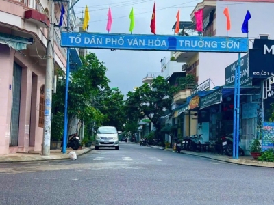 Bán nhanh nhà Mặt Tiền Phan Vinh cách biển chỉ 500m đối lưng bách hóa xanh , sát bên chợ bình tân 
Ngang 5.02 nở hậu nhẹ 5.03m  diện tích 97.5m2 
Có nhà 2 tầng cũ trên đất 
Phù hợp xây căn hộ , khu cán bộ - đường hiện trạng 12m 
Giá chỉ 9.5 tỷ 
Có thương 