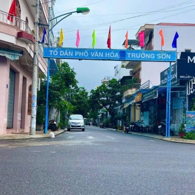 Bán nhanh nhà Mặt Tiền Phan Vinh cách biển chỉ 500m đối lưng bách hóa xanh , sát bên chợ bình tân 
Ngang 5.02 nở hậu nhẹ 5.03m  diện tích 97.5m2 
Có nhà 2 tầng cũ trên đất 
Phù hợp xây căn hộ , khu cán bộ - đường hiện trạng 12m 
Giá chỉ 9.5 tỷ 
Có thương 