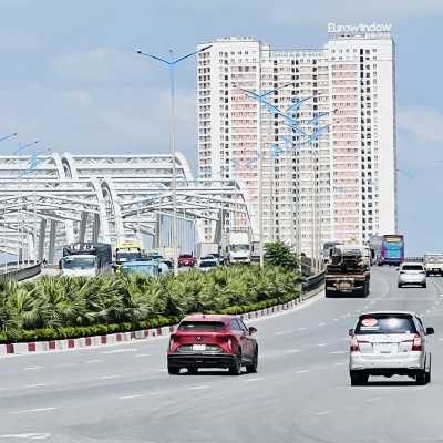 nhà lô góc mặt phố Long Biên, 100m, mặt tiền 7.3m, ôtô 2 chiều