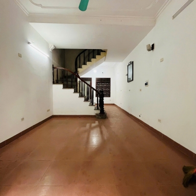Cho thuê nhà ngõ 40 Nguyễn Hữu Thọ, 4 tầng x 50m2, 5 ngủ, 15 Triệu Kho, VP c.ty...