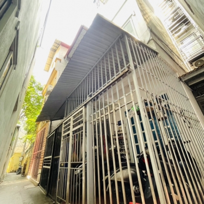 Nhà xây khung cột chắc chắn, lên thêm tầng thoải mái.
Nhà lô góc thoáng sáng, cách oto 80m.