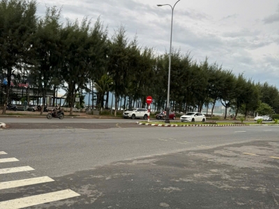 + Nhà C4 kinh doanh, Biển Nguyễn Tất Thành,  ngay trung tâm hải châu, đối diện khu phức hợp của vũ nhôm, gần cầu thuận phước.