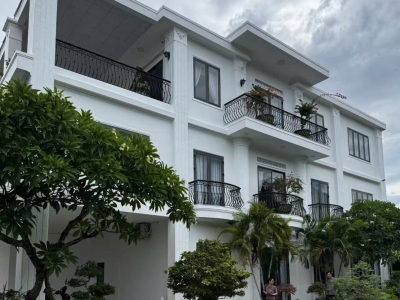 BÁN BIỆT THỰ NGHỈ DƯỠNG – ĐƯỜNG HUỲNH VĂN NGHỆ, VĨNH HÒA, NHA TRANG 
Diện tích: 287m² (ngang 10m)
Kết cấu: 3 tầng – gồm 6 phòng ngủ, 4 vệ sinh
Hướng: Đông Nam mát mẻ quanh năm 
Pháp lý: Sổ hồng riêng, sang tên ngay

- Giá bán: [bạn điền giá mong muốn]
- H
