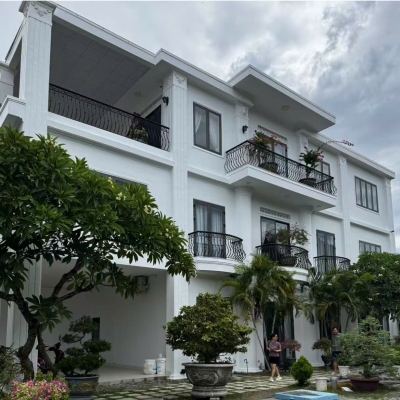 BÁN BIỆT THỰ NGHỈ DƯỠNG – ĐƯỜNG HUỲNH VĂN NGHỆ, VĨNH HÒA, NHA TRANG 
Diện tích: 287m² (ngang 10m)
Kết cấu: 3 tầng – gồm 6 phòng ngủ, 4 vệ sinh
Hướng: Đông Nam mát mẻ quanh năm 
Pháp lý: Sổ hồng riêng, sang tên ngay

- Giá bán: [bạn điền giá mong muốn]
- H
