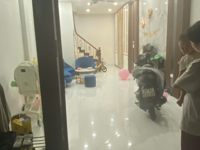 Gia đình tôi cần bán  nhà đẹp ở luôn ngõ 101 Thanh Nhàn, 40m2, 5 tầng, 6 phòng ngủ giá 12.2 tỷ có TL