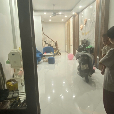 Gia đình tôi cần bán  nhà đẹp ở luôn ngõ 101 Thanh Nhàn, 40m2, 5 tầng, 6 phòng ngủ giá 12.2 tỷ có TL