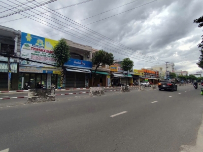 CĂN GÓC HIẾM – BÁM ĐƯỜNG 31,86M – NGAY TRUNG TÂM PHỐ tương lai Thông Sân bay cũ ra biển gần .
2 mặt tiền đường lớn 22.5m & 14m
Diện tích: 159.8m² (Ngang 6.1m – bám đường 31.86m – dài 25.56m)
- Kết cấu: Nhà 2 tầng 1 tum
• 3 phòng ngủ – 2 WC
• 2 phòng trọ +