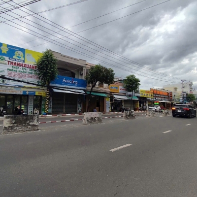 CĂN GÓC HIẾM – BÁM ĐƯỜNG 31,86M – NGAY TRUNG TÂM PHỐ tương lai Thông Sân bay cũ ra biển gần .
2 mặt tiền đường lớn 22.5m & 14m
Diện tích: 159.8m² (Ngang 6.1m – bám đường 31.86m – dài 25.56m)
- Kết cấu: Nhà 2 tầng 1 tum
• 3 phòng ngủ – 2 WC
• 2 phòng trọ +