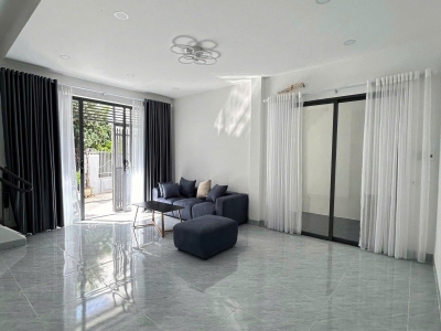 ???? BÁN NHÀ 2 TẦNG – ĐƯỜNG ÔTÔ LÝ PHỤC MAN, P. VĨNH PHƯỚC, NHA TRANG
• Cách đường 2/4: 100m – cách biển Hòn Chồng: 700m
• Gần đồn công an, chợ, ngân hàng, trường học, tiện ích đầy đủ
• Diện tích: 62,7m² (đất ở đô thị) – DTSD: 120m²
• Mặt tiền 6,97m, nở h