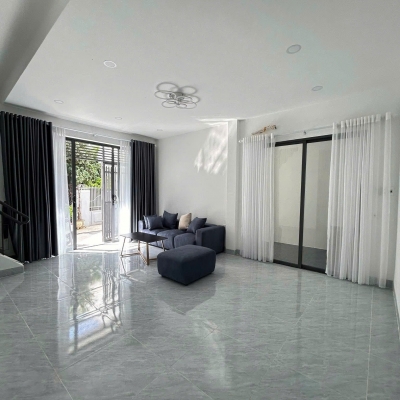 ???? BÁN NHÀ 2 TẦNG – ĐƯỜNG ÔTÔ LÝ PHỤC MAN, P. VĨNH PHƯỚC, NHA TRANG
• Cách đường 2/4: 100m – cách biển Hòn Chồng: 700m
• Gần đồn công an, chợ, ngân hàng, trường học, tiện ích đầy đủ
• Diện tích: 62,7m² (đất ở đô thị) – DTSD: 120m²
• Mặt tiền 6,97m, nở h