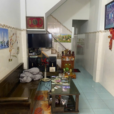 BÁN NHÀ TDC HÒN RỚ 1 – MẶT TIỀN ĐƯỜNG BÙI XUÂN THÁI 
- Diện tích: 42m² — Ngang: 3m
- Kết cấu: 1 trệt 1 lầu, gồm 3 phòng ngủ – 2 vệ sinh – phòng khách – phòng thờ
- Hướng: Tây

- Nhà mặt tiền đường ô tô, khu dân cư TDC Hòn Rớ 1 đông đúc, thuận tiện ở hoặc 