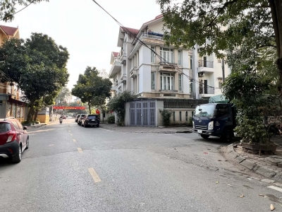 biệt thự lô góc Việt Hưng, 3 thoáng, vỉa hè rộng, ôtô tránh, view công viên cây xanh