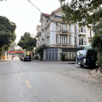 biệt thự lô góc Việt Hưng, 3 thoáng, vỉa hè rộng, ôtô tránh, view công viên cây xanh