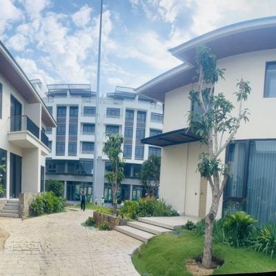 L'aurora Phu Yen Dự án nghỉ dưỡng 5* đầu tiên ở Phú Yên sở hữu vị trí đắc địa 4 mặt tiền đường sát biển.