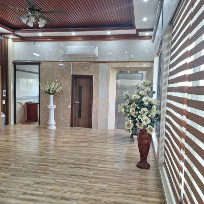 Cho thuê nhà có sân vườn dt 300m2 mặt đê Ngọc Thụy, Long Biên, HN