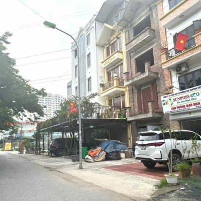 E có 3 mảnh ĐẤT SIÊU HIẾM- PHÂN LÔ Ô TÔ TRÁNH- VỈA HÈ RỘNG !!! Đồng mai hà đông - 79m giá 9 tỷ 500tr 
Cách mặt đường QL6 chỉ 10m, sau làm đường QL6 thông đẹp thì giá trị đất tăng mạnh.