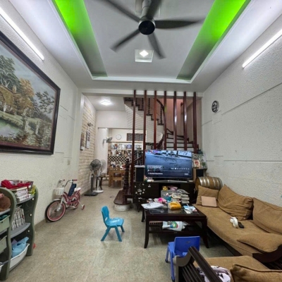 CHỦ CẦN BÁN GẤP , NHÀ ĐẸP VUÔNG VỨC CẦU GIẤY - 4 TẦNG , SỔ HOA HẬU , GIÁ ĐẦU TƯ 33M2*4T