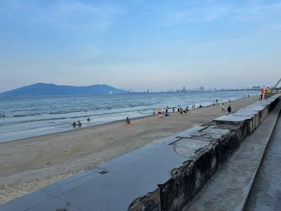 - Sơn Trà. Bán đất tặng Nhà C4 kinh doanh, mặt tiền Vương Thừa Vũ, gần 2 tòa căn hộ thương mại 29 tầng, đi bộ vài phút ra công viên biển đông.