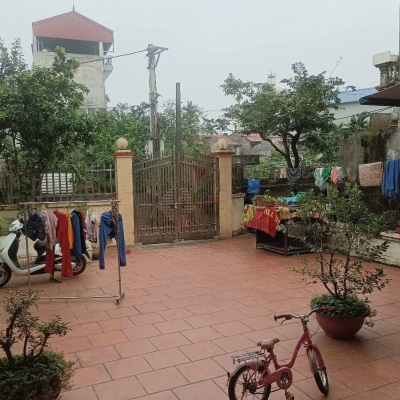 Tam hưng thanh oai 240m nở hậu  trên đất có sẵn nhà ,chỉ nhỉnh 15 tỷ 
cách 200m có dự án khu công nghiệp Telin kim bài,cách 600m có trường đại học an ninh,và cạnh đó có dự án khu đô thị vin Ecopark làm và còn các dự án khác,ace ai có nhu cầu mua ở hoặc ki