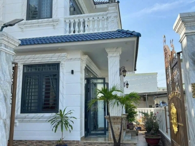 Bán biệt thự 1 trệt 1 lầu, góc 3 mặt tiền, tại KP7, P. Tân Phong. ngang đất rộng 13m