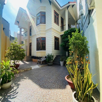 NHÀ 2 TẦNG NGAY TRUNG TÂM NHA TRANG CHỈ ĐI RA BIỂN 500M GẦN CHỢ ĐẦM DT RỘNG 235M LÀM NHÀ VƯỜN TRONG PHÓ THÌ QUÁ TUYỆT