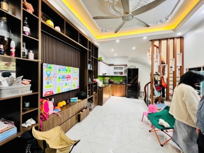 - Nhà mới xây, vị trí đẹp, ngõ nông , chủ để lại toàn bộ nội thất cao cấp , đồ gỗ, máy rửa bát, ti vi, tủ lạnh