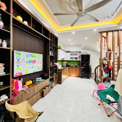 - Nhà mới xây, vị trí đẹp, ngõ nông , chủ để lại toàn bộ nội thất cao cấp , đồ gỗ, máy rửa bát, ti vi, tủ lạnh