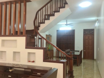 Nhà 132m2, 3 tầng nội thất đầy đủ, đường 2 ô tô đi //. sân để 2 con ô tô .5 phòng ngủ  không lỗi phòng thủy 5 phút ra chợ trường học siêu thị đường liên thôn
LH 0982972712 để đc xem nhà miễn phí
