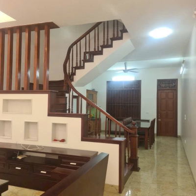 Nhà 132m2, 3 tầng nội thất đầy đủ, đường 2 ô tô đi //. sân để 2 con ô tô .5 phòng ngủ  không lỗi phòng thủy 5 phút ra chợ trường học siêu thị đường liên thôn
LH 0982972712 để đc xem nhà miễn phí