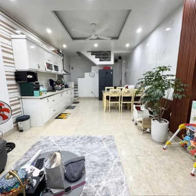 bán nhà  Thịnh Quang 47m2.  5 tầng. măt tiền4.3m. giá  8.5 tỷ  Đống Đa