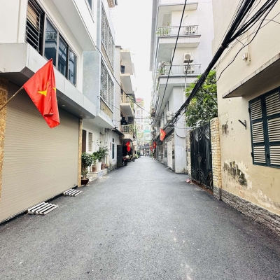 Chỉ 4.5 tỷ có ngay nhà đẹp Định Công Hoàng Mai, DT 32m2*5T, ô tô đỗ cửa, sổ A4, Lh 0975666943