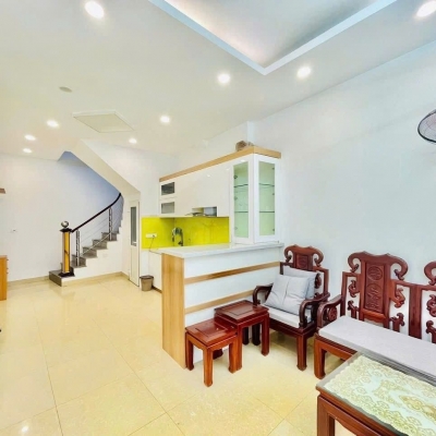 Bán Nhá Ngõ Văn Hương 38m2. 5 tầng. mặt tiền 3.2m. giá 8.5 Tỷ Đống Đa Hà Nội