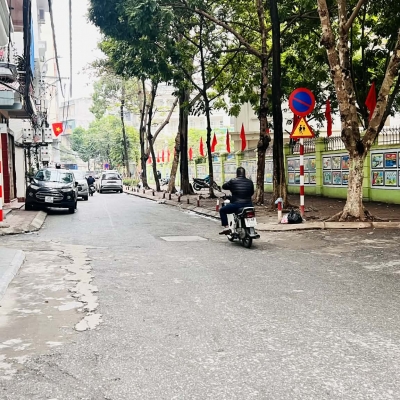 bán nhà Nguyễn Văn Cừ. 43m x 6tầng, MT 5.6m, 4 ngủ khép kín, 7 chỗ vào nhà