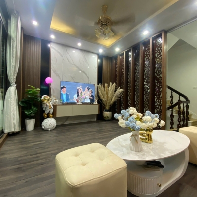 NHÀ ĐẸP Ở XUÂN THỦY -PHÂN LÔ - Ô TÔ - LÔ GÓC 2 MẶT NGÕ - 2 THOÁNG - VEW ĐH BÁO CHÍ TUYÊN TRUYỀN - KHU VỰC VIP - DÂN TRÍ CAO - AN SINH ĐỈNH - TẶNG FULL NỘI THẤT.