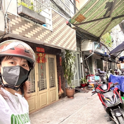 NHÀ NGANG BỀ THẾ - NỞ HẬU TÀI LỘC- THÍC HỢP CHO GIA ĐÌNH 2 THẾ HỆ-  KẾ BÊN KHU ẪM THỰC VĨNH KHÁNH- RA HOÀNG DIỆU- GẦN TRƯỜNG ĐẠI HỌC LUẬT NGUYỄN TÂT THÀNH.