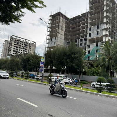 + Ngũ hành sơn, khuê mỹ, Nhà 2 tầng mặt đường hoàng công chất, đi bộ 5 phút ra bãi tắm sơn thủy.