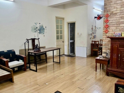 Cho thuê căn hộ tập thể 130m2 Võ Chí Công, 7,5 triệu/th, Tây Hồ HN - Có Sân Ban Công rộng