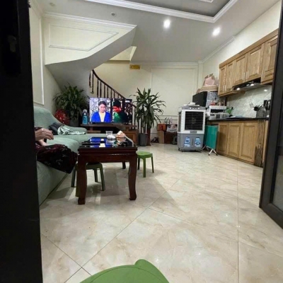 Chỉ hơn 6 tỷ, bán nhà riêng chính chủ phố Định Công 40m,4 tầng mặt tiền 4,5m,ngõ thông,xe 3 gác vào nhà, sổ đỏ trao tay