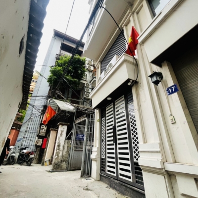 Nhà lô góc, phòng nào cũng có ánh sáng tự nhiên.
Nhà còn mới, đã full phòng, khách vào chỉ việc vận hành.