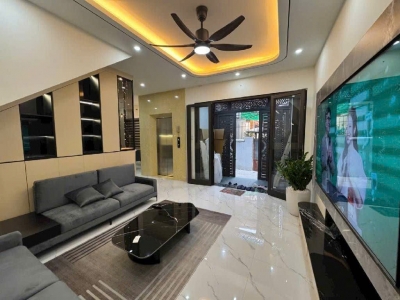 Cần bán ???? Trung tâm Long Biên ,Nguyễn Văn Cừ  ,nhà mới đẹp ở ngay 
+ 60m² thang máy xịn , full nội thất, Nhỉnh 12 ???? 
+ Lô góc thoáng vĩnh viễn ,thiết kế tối ưu đủ công năng cho gia đình nhiều thế hệ
???? Sổ đỏ vuông vắn,mặt tiền siêu rộng
☎️ Lh : 08