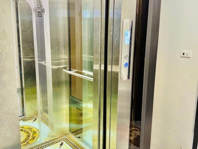Bán nhà giáp bát 6 tầng thang máy long lanh VF3 đỗ cửa hoàng mai