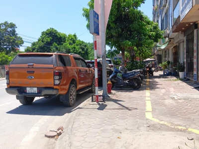 BÁN NHÀ LIỀN KỀ CAO CẤP ĐƯỜNG LÝ SƠN – LONG BIÊN
Vị trí đẹp, hiếm nhà bán – Thiết kế hiện đại, có thang máy

.Diện tích: 76m²
Xây dựng: 5 tầng
Mặt tiền: 5m.