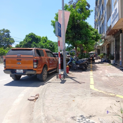 BÁN NHÀ LIỀN KỀ CAO CẤP ĐƯỜNG LÝ SƠN – LONG BIÊN
Vị trí đẹp, hiếm nhà bán – Thiết kế hiện đại, có thang máy

.Diện tích: 76m²
Xây dựng: 5 tầng
Mặt tiền: 5m.