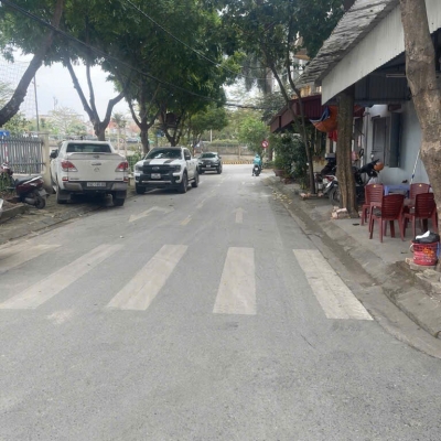 NHA DAN XAY- O TO DE NGAY DEM - GIAO THONG THUAN TIEN