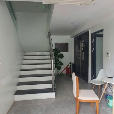 Bán Nhà Ngọc Lâm 59m² × 5T × MT 3.8m – 11.95 Tỷ – Long Biên
???? PHỐ CỔ NGỌC LÂM – NGÕ RỘNG – Ô TÔ CÁCH 10M – 5 TẦNG THANG MÁY – NỞ HẬU – FULL NỘI THẤT